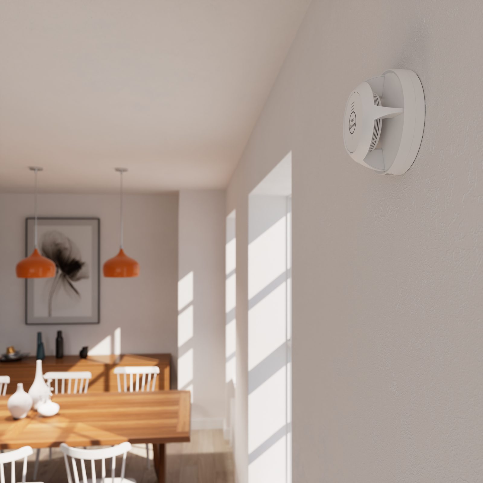Funk-Rauchwarnmelder an der Wand eines Wohnraums